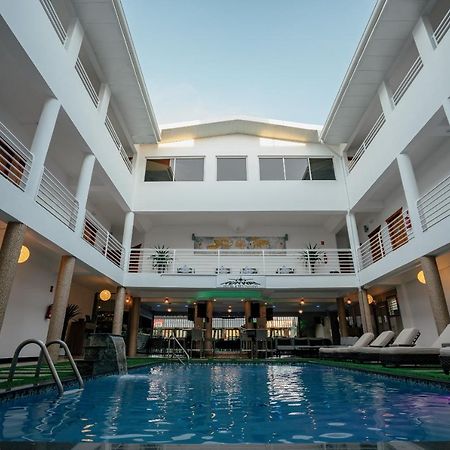 Runway Hotel Piarco Eksteriør bilde