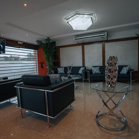 Runway Hotel Piarco Eksteriør bilde