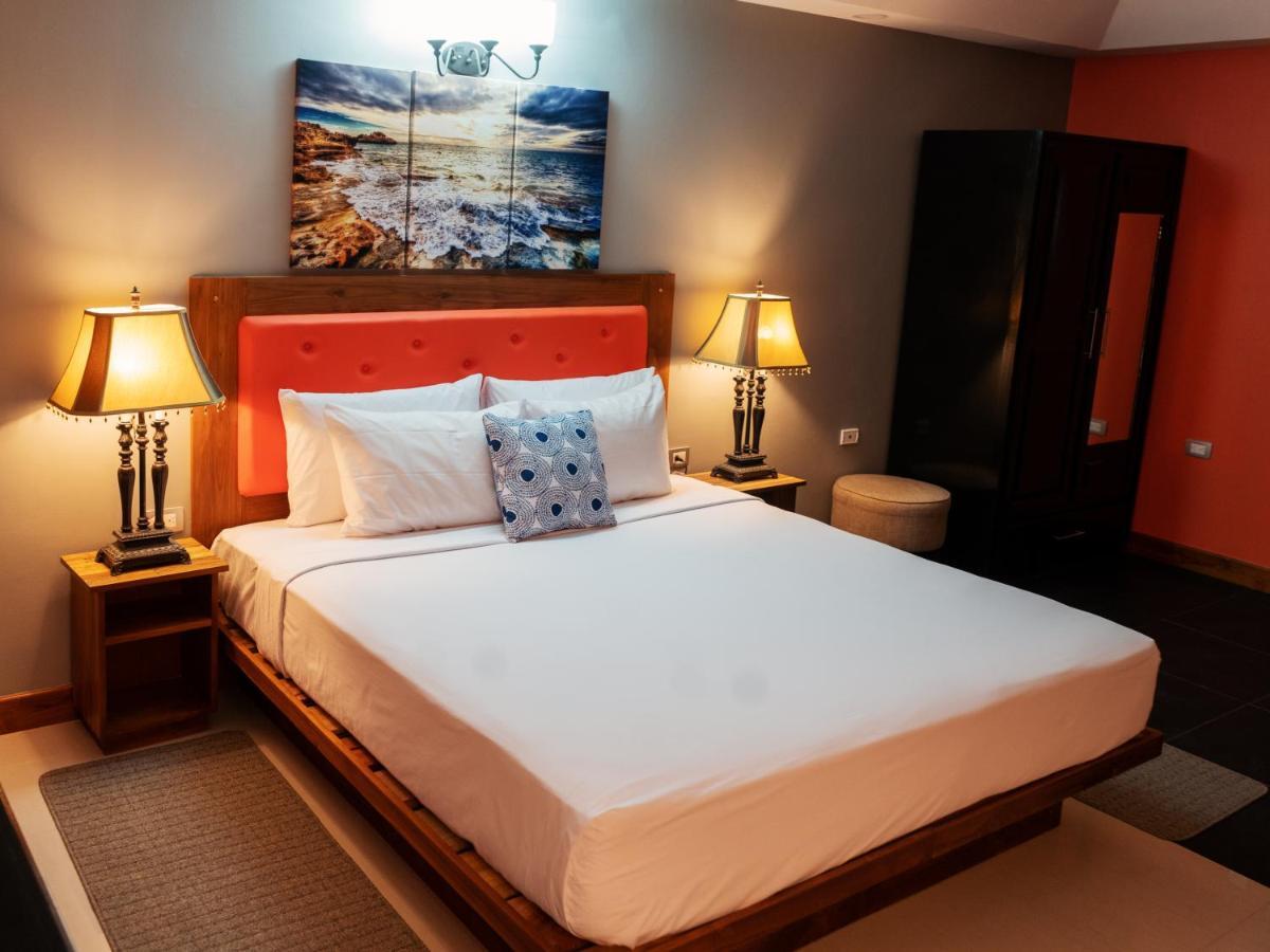 Runway Hotel Piarco Eksteriør bilde